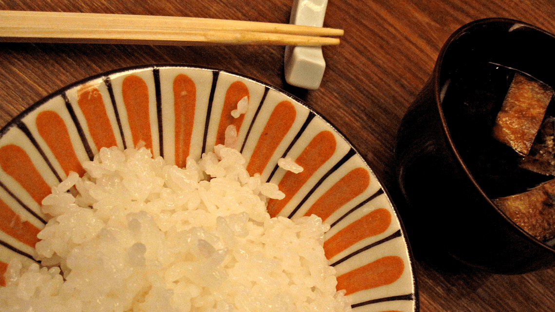 Chopsticks and rice served at Maru, an izakaya in Aoyama, Tokyo, Japan Chopsticks and rice served at Maru, an izakaya in Aoyama, Tokyo, Japan