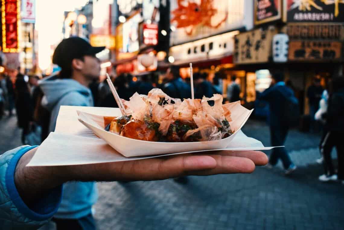 takoyaki, một đặc sản ẩm thực địa phương giản dị ở Osaka, Nhật Bản